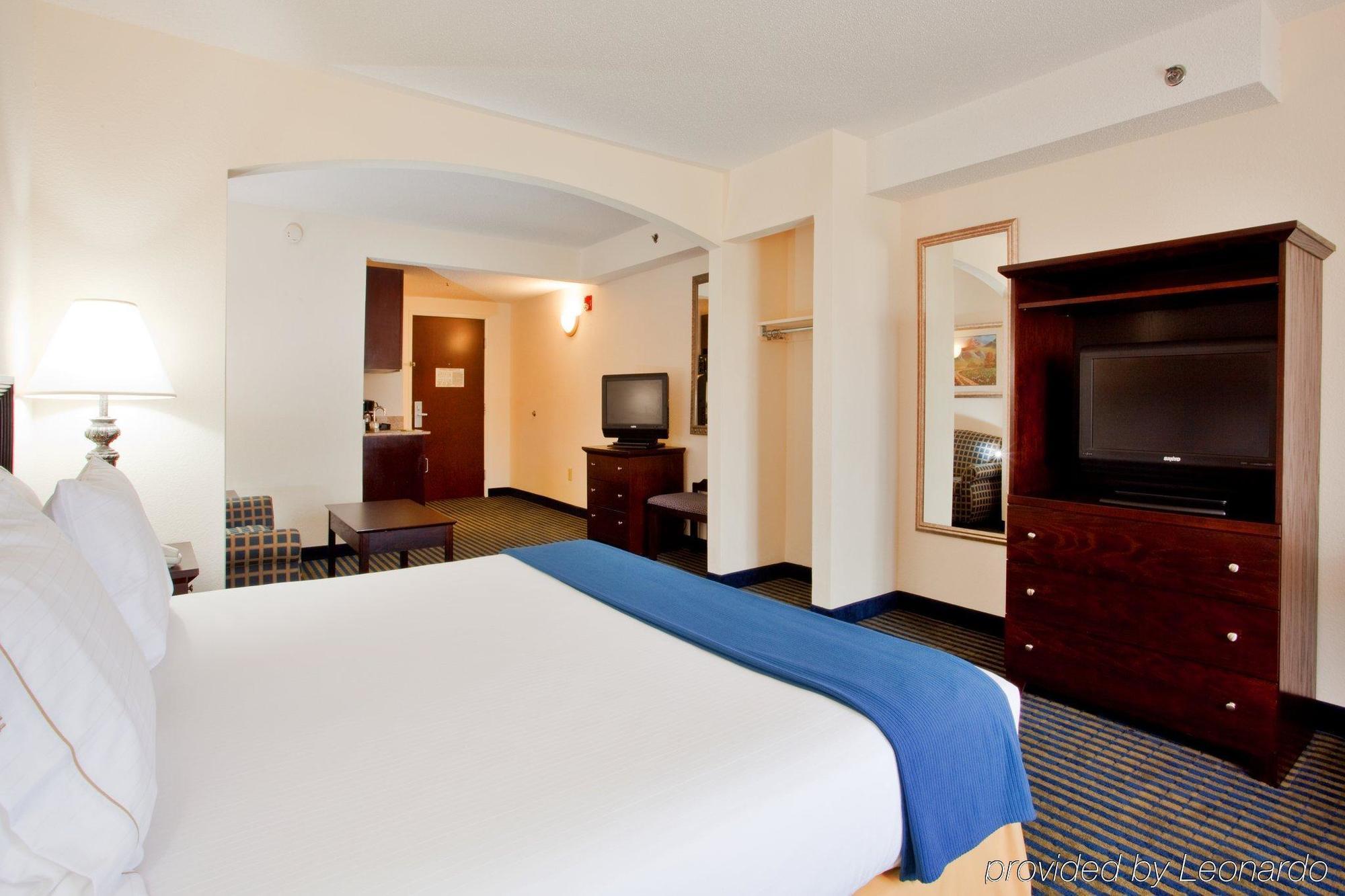 Holiday Inn Express & Suites Chesapeake, An Ihg Hotel Room photo