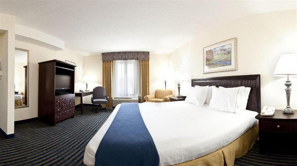 Holiday Inn Express & Suites Chesapeake, An Ihg Hotel Exterior photo