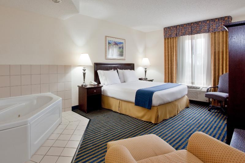 Holiday Inn Express & Suites Chesapeake, An Ihg Hotel Exterior photo